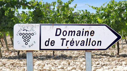 Op 5 min afstand met de auto (25 min lopen) ligt Domaine de Trevallon.